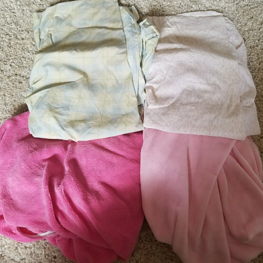4 TODDLER OR CRIB SIZED FITTED SHEETS